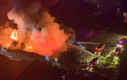 Kho xưởng tại Hà Nội bốc cháy ngùn ngụt từ nửa đêm đến sáng