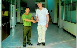 Du khách Đức đánh rơi ví tiền được một học sinh tìm trả lại