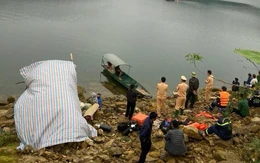 Lật thuyền do dông lốc ở Quảng Ninh, 2 người chết