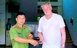 Du khách Đức đánh rơi ví tiền được một học sinh tìm trả lại