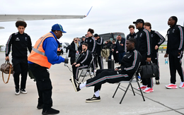 Tuyển Bỉ bị kiểm tra an ninh ngay trên đường băng sân bay Mỹ