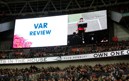VAR ở Ngoại hạng Anh: 4 người xem thì 3 người muốn bỏ