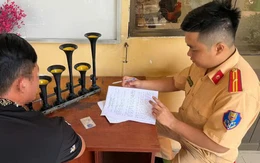 Bấm còi xe khi chờ đèn đỏ chỉ mang tính cảnh báo thôi, sao phải khó chịu?