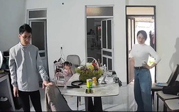 Vợ chồng giả vờ 'không nghe, không thấy' khi con trai cụng đầu vào gầm bàn
