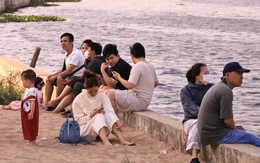 Người dân đến ven kênh Tham Lương chơi, phường cảnh báo nguy hiểm, sẽ lắp rào chắn