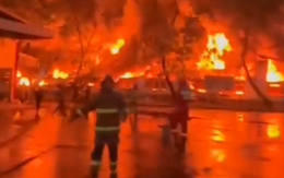 Biển lửa kèm tiếng nổ liên tiếp bao trùm nhà máy nhựa ở Indonesia