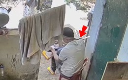 Ông chú mải mê xem điện thoại, rắn bò qua cổ cũng không hay biết