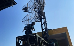 Bộ đội ra đa mở máy canh bầu trời Tổ quốc ở Quảng Ngãi