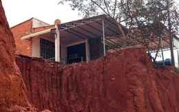 Đồng Nai: Đề xuất tạm dừng thi công đoạn hạ cốt nền khiến nhà dân nằm cheo leo trên đồi