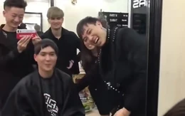 Thanh niên khóc thét vì học theo cách cắt tóc trên mạng