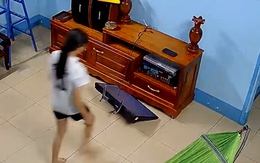 Bé gái hú hồn khi sút bóng làm đổ tivi