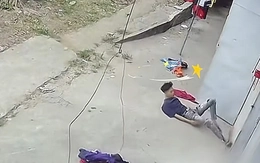 Ngã dập mông vì đu dây phơi đồ