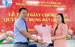 Xã Bình Lợi, TP.HCM trao giấy chứng nhận quyền sử dụng đất cấp lần đầu cho người dân