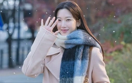 Tủ sách của Moon Ga Young, nữ chính Once we were us có gì đặc biệt?