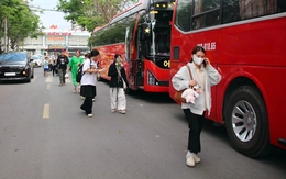 Cầu Ghềnh tắc nghẽn, hành khách được ‘tăng bo’ bằng xe khách