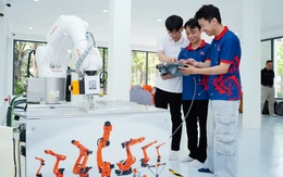 Sinh viên Bách khoa Đà Nẵng học robot trong ‘nhà máy thông minh’ tại giảng đường