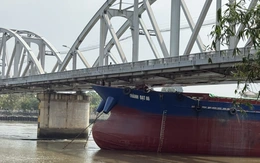 Sà lan va chạm cầu Ghềnh, đường sắt Bắc - Nam gián đoạn, phải chuyển tải bằng ô tô