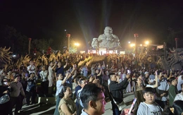 Hơn 20.000 người dự Lễ hội hoa đăng Thiên Cấm Sơn trong đêm