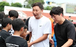 HLV Kim Sang Sik làm 'náo động' sân Thống Nhất