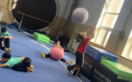 Cô gái nhận cú phản dame cực gắt vì thích trêu bạn