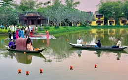 Thả 65 hoa đăng tưởng niệm thảm họa da cam tại Bảo tàng Áo dài