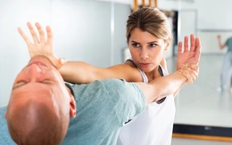 4 đòn võ thuật quốc tế mà phụ nữ được khuyên biết nằm lòng