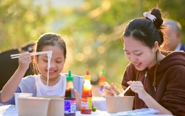 Công nhân, người lao động Bàu Bàng tranh thủ ăn phở trước khi vào ca