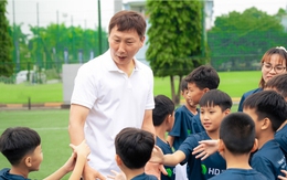 HLV Kim Sang Sik tiếp sức giấc mơ sân cỏ cho cầu thủ nhí Việt Nam