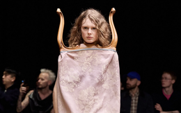 Tách trà, thảm chùi chân... thành đồ thời trang