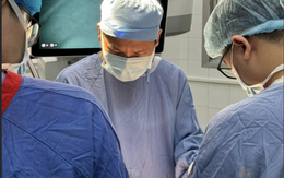 Cứu người đàn ông dùng dao tự cắt 'của quý' nhờ vi phẫu trong 'giờ vàng'