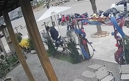 Chàng trai ngã sấp mặt vì đi vào quán kiểu ngược đời