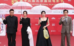 Thực hư nữ diễn viên mang bọc ni lông 46 triệu đi sự kiện