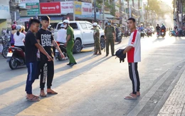 Bắt 11 thanh niên mang dao tự chế truy đuổi, chém người gây thương tích