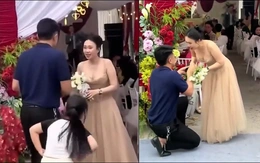 Chàng trai cầu hôn thành công khi được cô dâu tặng hoa cưới