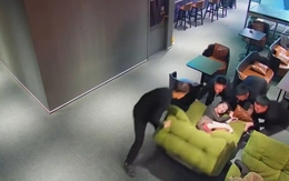 Cô gái ngồi lật ghế, 4 chàng trai hợp sức mới đỡ dậy được