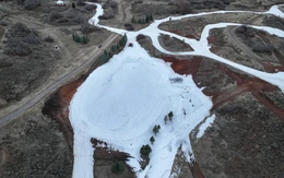 Mùa đông ấm lên, khu trượt tuyết Mỹ chuyển sang 'nuôi tuyết'