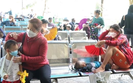 Thời tiết oi bức, trẻ mắc bệnh tay chân miệng tăng, dễ nhầm lẫn hăm da, rôm sảy...