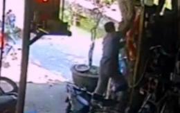 Thợ sửa xe nhanh trí cứu nam sinh rơi xuống kênh nước chảy xiết