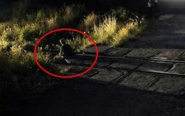 Người đàn ông ngồi giữa đường ray bị tàu hỏa tông chết