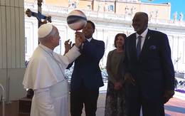 Khoảnh khắc Giáo hoàng Leo XIV ‘trổ tài’ xoay bóng trên ngón tay cùng các cầu thủ bóng rổ