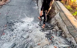 Sụp lún đoạn đường nhựa dài hàng chục mét ở Cà Mau, giao thông chia cắt