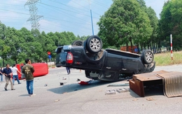 Ô tô tông nhau tại giao lộ TP.HCM: 1 xe lật ngửa, 1 xe lật ngang