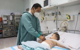 Hai bé trai thoát 'cửa tử' vì tay chân miệng do Enterovirus 71