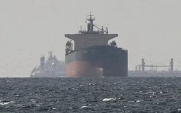 Trung Đông tối 10-4: Khoảng 800 tàu chở dầu và tàu hàng đang mắc kẹt ở phía tây eo biển Hormuz