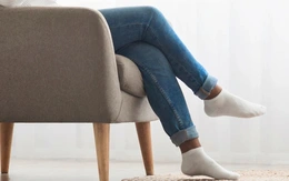 Ngồi vắt chéo chân có hại? Câu trả lời khiến nhiều người bất ngờ