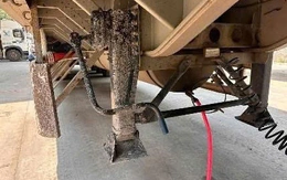 Xe tải chế thêm thùng dưới gầm xe để chở 1.200 lít dầu Diesel qua biên giới