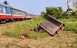 Băng qua đường ngang, xe công nông bị tàu lửa tông, 3 ông cháu thương vong