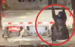 Bám càng xe tải để 'bắt gian' chồng