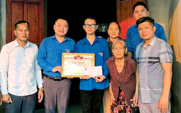 Khen thưởng nam sinh lớp 10 lao ra biển cứu 2 người giữa dòng xoáy