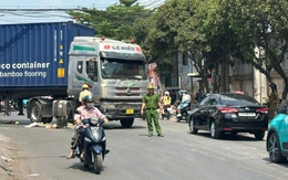 Xe container ôm cua cuốn người phụ nữ đi xe đạp vào gầm